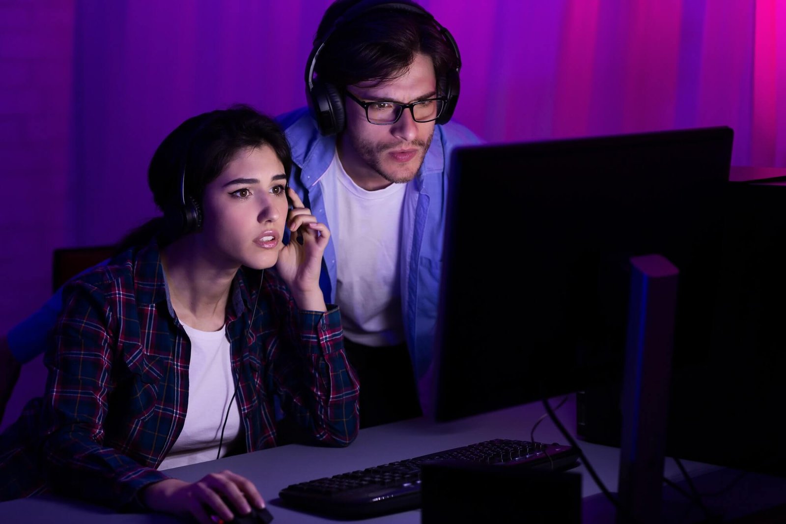 A Photo of funny contest show https://showcaseschool.co/wp-content/uploads/2023/06/gamers-playing-pc-video-game-on-esport-tournament-1.jpg
